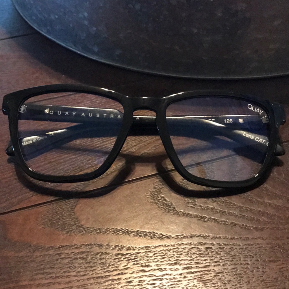 QUAY Hardwire Mini - Black Glasses With Soft Case